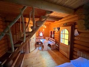 A bed or beds in a room at Ubytovanie Koliba Pacho - Zrub Zuzka