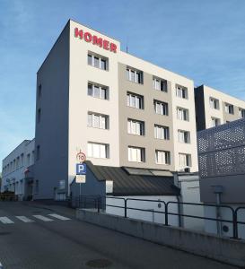 ブィドゴシュチュにあるHOMER Bydgoszczのホテルの看板が横に建つ建物
