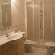 MonteneroにあるAgriturismo Parmoletoのバスルーム(シャワー、洗面台、トイレ付)