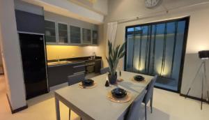 Kuchyň nebo kuchyňský kout v ubytování Horizon Vista Pool Villa Family Retreat Bangtao