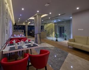 Posezení v ubytování Grand Continent Hosur A Sarovar Portico Affiliate Hotel