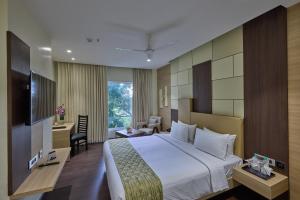 TV a/nebo společenská místnost v ubytování Grand Continent Hosur A Sarovar Portico Affiliate Hotel