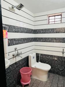 uma casa de banho com um WC e um lavatório em Govardhan villas Guest House & Farm Stay em Bijāpur