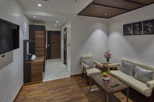 TV a/nebo společenská místnost v ubytování Grand Continent Hosur A Sarovar Portico Affiliate Hotel