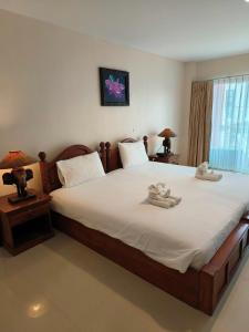 1 dormitorio con 1 cama grande y 2 toallas. en Aonang Goodwill en Ao Nang