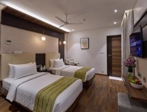 Postel nebo postele na pokoji v ubytování Grand Continent Hosur A Sarovar Portico Affiliate Hotel