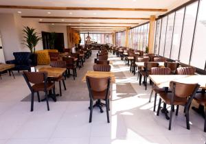 uma fila de mesas e cadeiras num restaurante em GRAND İŞBİLİR HOTEL em Nevşehir