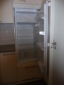 Un refrigerador vacío con la puerta abierta en una cocina. en C&C Eco Studio, en La Sonnaz