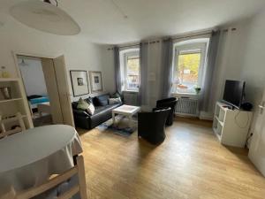 een woonkamer met een bank en een tafel bij Steinhagen in Daun