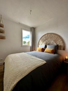 een slaapkamer met een groot bed en een raam bij Appartement cosy à Pontaillac in Vaux-sur-Mer