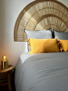 een slaapkamer met een groot bed met een rotan hoofdeinde bij Appartement cosy à Pontaillac in Vaux-sur-Mer