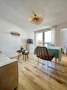 een woonkamer met een tafel en een slaapkamer bij Appartement cosy à Pontaillac in Vaux-sur-Mer