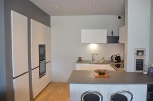 a kitchen with white cabinets and a counter top at Le Panorama du Lac in Sévrier