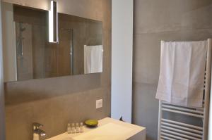 a bathroom with a sink and a mirror at Le Panorama du Lac in Sévrier +9 photos