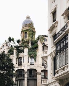 um edifício com uma torre em cima dele em HOSTAL ANDREA GRANVIA em Madri