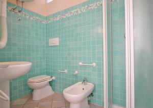 y baño con aseo, lavabo y ducha. en Terre d'Arcipelago Appartamenti, en Cavo