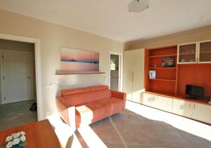 sala de estar con sofá y mesa en Terre d'Arcipelago Appartamenti, en Cavo