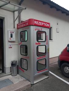 eine rote und eine Graphitmaschine neben einem Gebäude in der Unterkunft Wohnen beim Bäcker Weinberger in Ybbs an der Donau