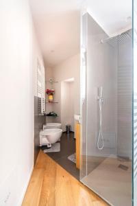 uma casa de banho com uma cabina de duche em vidro e um WC. em Martini Matera 2 punto 0 em Matera