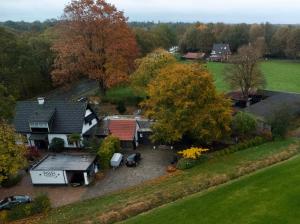 una vista aérea de una casa con patio en B&B Usselo Klein, fijn en uniek!, en Enschede