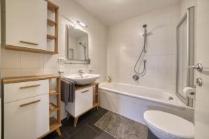 A bathroom at FaWa Apartments "Family"