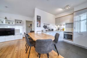 A kitchen or kitchenette at FaWa Apartments "Family" Még 10 kép