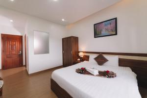 Postel nebo postele na pokoji v ubytování Anh Duc Hotel Da Lat City