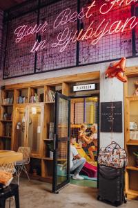 ONE66 Hotel في ليوبليانا: يوجد متجر للكتب به مكتوب عليه أفضل المبيعات