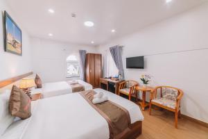 Postel nebo postele na pokoji v ubytování Anh Duc Hotel Da Lat City