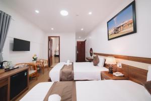 Postel nebo postele na pokoji v ubytování Anh Duc Hotel Da Lat City