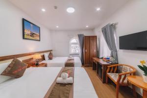 Postel nebo postele na pokoji v ubytování Anh Duc Hotel Da Lat City