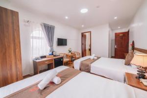 Postel nebo postele na pokoji v ubytování Anh Duc Hotel Da Lat City