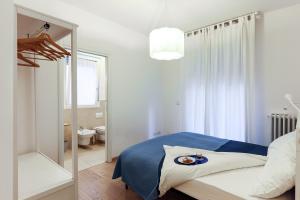 ein Schlafzimmer mit einem Bett mit einem Teller Essen drauf in der Unterkunft I cedri in Bologna