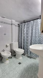 TravellerSpot_II cozy 2br apt في سلانيك: حمام مع مرحاض ومغسلة