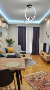 sala de estar con sofá y mesa en TravellerSpot_II cozy 2br apt, en Tesalónica