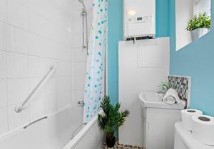 y baño con bañera, aseo y lavamanos. en Dorset Green By My Getaways, en Brighton & Hove