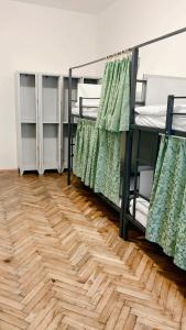 Rúm í herbergi á Hostel DO-RE-MI
