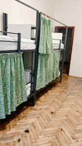 Rúm í herbergi á Hostel DO-RE-MI