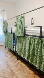 Rúm í herbergi á Hostel DO-RE-MI