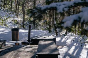 une table de pique-nique recouverte de neige et une poubelle dans la neige dans l'établissement Moving Inn Tokachi Kitanomori, à Taiki 64 autres photos