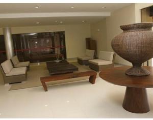 - un salon avec un grand vase et une table dans l'établissement Flat na Beira do Lago 5min da Esplanada dos Ministérios, à Brasilia