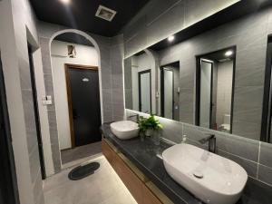 a bathroom with two sinks and a large mirror at Bông Hà Nội hostel in Hanoi