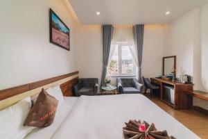 Postel nebo postele na pokoji v ubytování Anh Duc Hotel Da Lat City