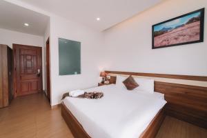 Postel nebo postele na pokoji v ubytování Anh Duc Hotel Da Lat City