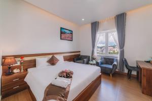 Postel nebo postele na pokoji v ubytování Anh Duc Hotel Da Lat City