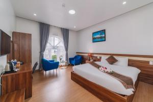 Postel nebo postele na pokoji v ubytování Anh Duc Hotel Da Lat City