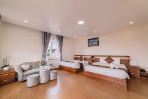 Postel nebo postele na pokoji v ubytování Anh Duc Hotel Da Lat City