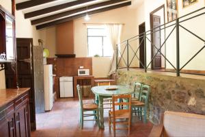 uma cozinha e sala de jantar com mesa e cadeiras em Pozuelo 3 JABUGO em Jabugo