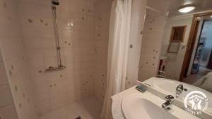 ein Bad mit einer Dusche und einem Waschbecken in der Unterkunft Guyor in Le Bez