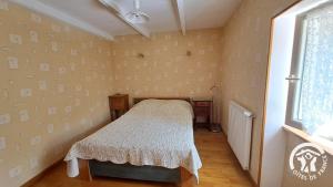 ein kleines Zimmer mit einem Bett und einem Fenster in der Unterkunft Guyor in Le Bez